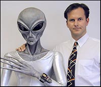 Kort posing with his alien friend.